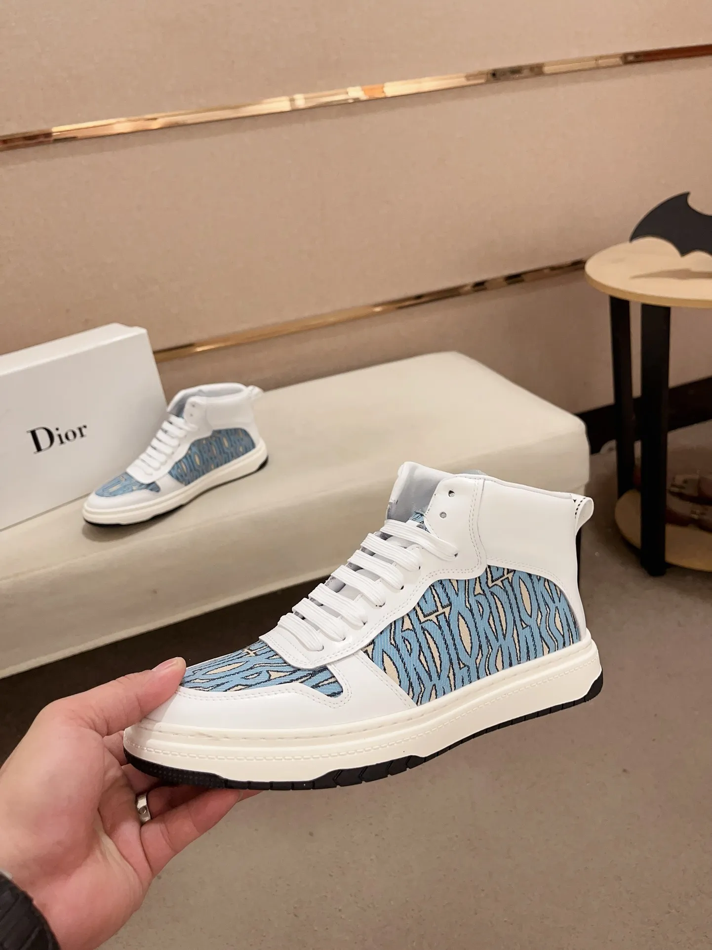 Men's shoes💰 420💰🇮🇹🇮🇹Dior d The new high-tops are on sale at the same time at the counter. The uppers are 🇮🇹 Italian imported first-layer cowhide, and the fully imported sheepskin lining is 💪💪. It is a complete 1⃣️ to 1⃣️ replica 🇮🇹💪💪. ⚠Sole: The original sole is specially provided by the original factory. The exclusive movable molded sole is super comfortable. ⚠Original factory follow-up goods, 🔍🔍high quality, you can enter and exit the counter at will, welcome to compare⚠. Code number:38-44